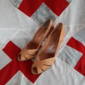 Vintage 1970s tan high heel shoes pumps size 8 1/2